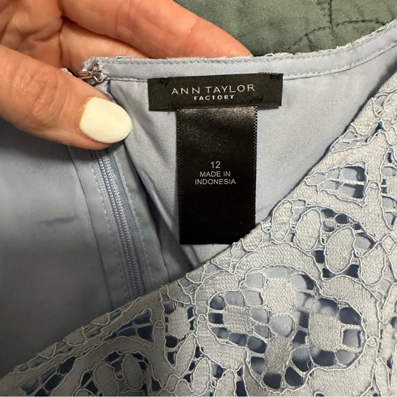 ANN TAYLOR Lace Overlay Shift Dress Pale Periwinkle Size 12 Short Sleeve - Picture 10 of 12